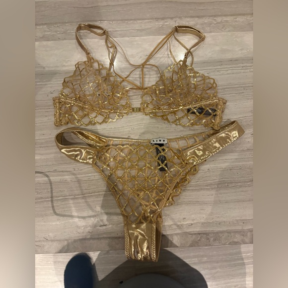 Livy gold lingerie set - Picture 7 of 13